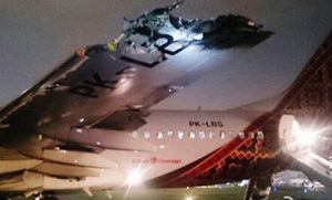 印尼两客机跑道相撞 一客机尾翼被削掉