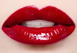 美眉们，辣妈秦海璐亲身示范“姨妈红”