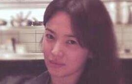 &ldquo;双宋&rdquo;香港约饭 宋仲基短裤凉拖超休闲