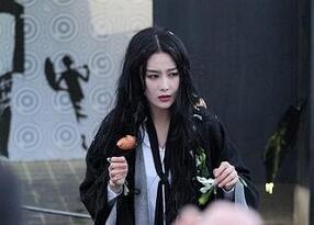 张馨予新剧遭人设计被扔鸡蛋 头挂菜叶砸青脸