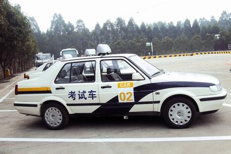 &ldquo;老干部&rdquo;忙啥？居然没时间考驾照