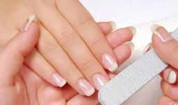 指甲旁的倒刺千万别随便拔