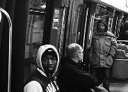 中国女留学生巴黎地铁内遭羞辱 两次被打