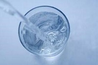 谣言不可信 喝一吨喝隔夜水才有可能中毒