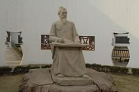 评论：纪念文化名人就是竖个雕像？