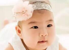 章子怡爱女“醒醒”成长照曝光 圆脸呆萌可爱