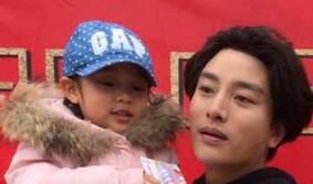 贾乃亮32岁庆生 甜馨又可爱了