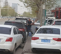 郑州临时停车收费乱象丛生 管理员：不违规收费不挣钱