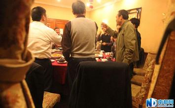 莫戴有色眼镜看官员吃私房菜