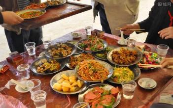 官员私房菜馆就餐被服务员敲诈80万元