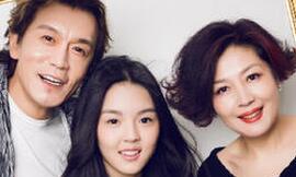 哈文李咏温馨全家福 女儿高颜值大长腿抢镜