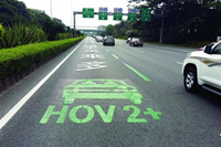 深圳首条多人承载车道开通 乘2人或以上可通行