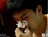 保安满身酒气持棍打学生 一学生鼻梁骨受伤