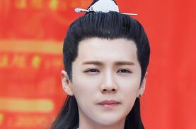 跑男团集体变身“大侠” 鹿晗秒变“表情包”