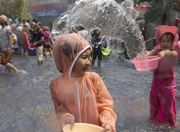 西双版纳上演万人泼水狂欢