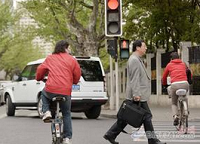 上海曝光12名闯红灯行人