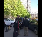 顺丰快递小哥剐蹭轿车遭掌掴