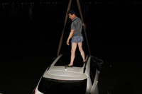 杭州一男子无证毒驾拒检查 一脚油门冲进西湖