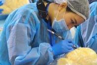 美容从业者参与美妆大赛 100人现场为假面“美容”