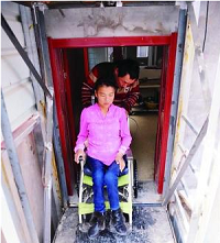 小伙为双腿截瘫妻子打造&ldquo;爱情升降机&rdquo;(图)