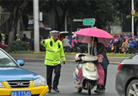 电动车开上机动车道 男子被罚抄20遍标语