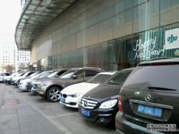 单位停车场尝试错时停车 周边居民叫好