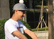 林志颖变身奶爸推车溜娃 小家伙肉嘟嘟超可爱