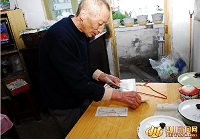 南充87岁老人省吃俭用做慈善 18年捐出10万余元