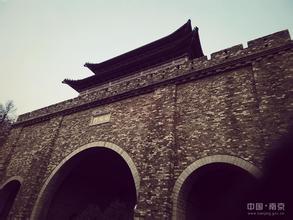 《金陵仪凤门旧景》里的青山绿水