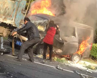 轿车与面包车相撞后燃烧，司机活活烧死