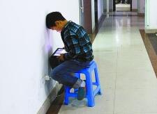 透视“城市留守儿童”：11岁还在吃手 不写作业