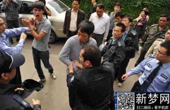 派出所所长打人 什么让他有恃无恐