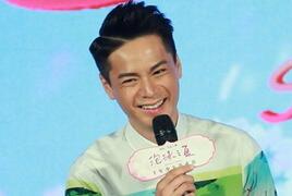 梁咏琪拄拐助阵《泡沫之夏》 谈摔倒：只是皮外伤