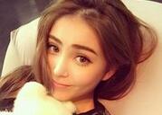 昆凌与小周周顶额头 穿粉嫩母女装有爱