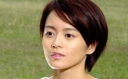 梁咏琪北影节颁奖台上意外摔倒 微博报平安