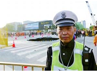 惊险一幕：路面塌陷前一秒协警挺身拦车(图)