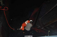 运输车掉河中 消防员暴雨中救司机(图)