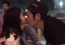 曹格“椅咚”女儿Grace 原来是爱的俯卧撑