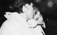 小贝长子陪女友逛街帮拿包 当众吻头超甜蜜