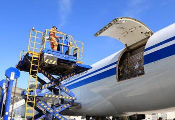 中国政府提供的首批紧急救援物资抵达厄瓜多尔