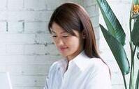 从坐姿观察女人的爱情观