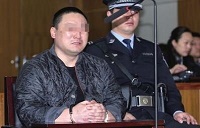 瘾君子毒驾拒捕撞伤辅警