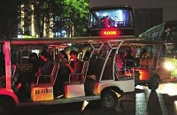 疯狂的电动车：逼停公交车为抢到客人