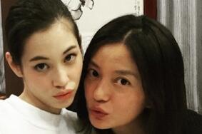 水原希子晒与赵薇亲密合影 将合作拍新片