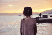 17岁女生感情受挫想不开 躺铁轨欲轻生逼停火车