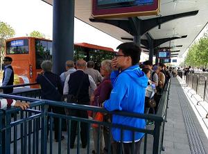 上海迪士尼小镇被游客挤爆