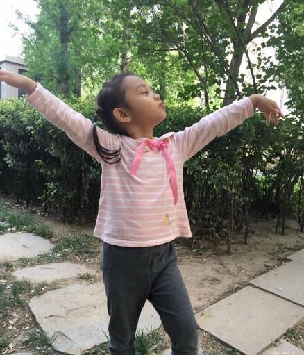 贾乃亮看着甜馨长大，慢慢地眼眶就湿润了