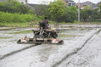 报废插秧机变身开沟平整机大显身手