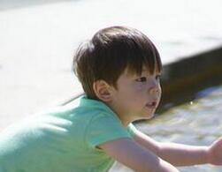 霍思燕嗯哼加拿大游玩 获儿子送花美滋滋甜笑