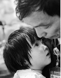 女童被弃街头梦中直喊妈妈 警方寻找家人未果